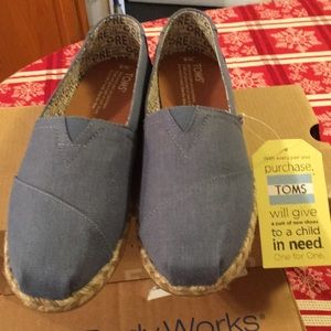 Tom’s Blue Earthday Rope Sole. Denim. Sz 8. NWT